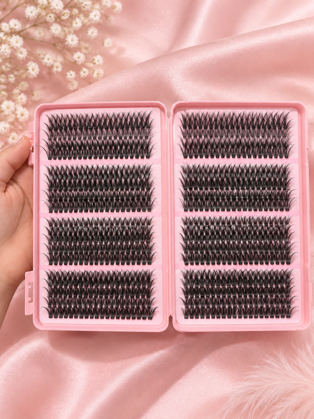 Kit y libreta de pestañas postizas sobre tela satinada rosa